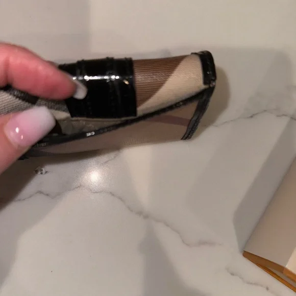 Authentic Burberry 4 ring keychain/cardholder - Picture 12 of 16